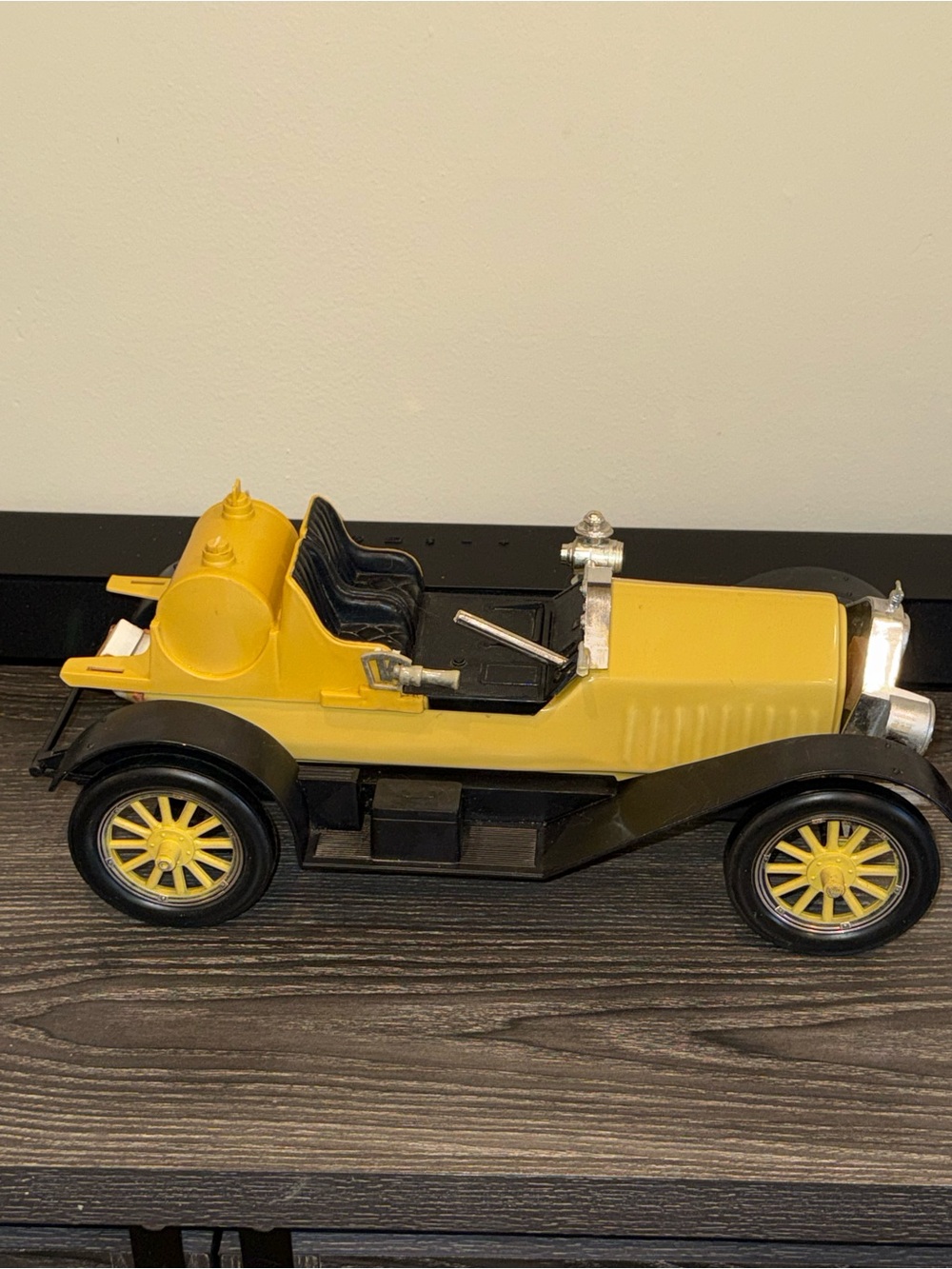 Team 100 1:10 Ford Model T 1908 Yellow/Black Whiskey Advertising Car